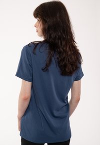 Paradiso Clothing FLEETWOOD  PENGUINS - Print T-shirt - blue