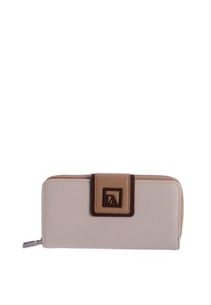 Cartera rectangular beige con superficie texturizada, cierre de correa en tonos marrón claro y marrón con un emblema metálico geométrico y cremallera en el lateral.