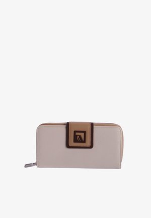 Cartera rectangular beige con superficie texturizada, cierre de correa en tonos marrón claro y marrón con un emblema metálico geométrico y cremallera en el lateral.