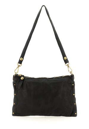 Borsa a tracolla in pelle nera con borchie dorate lungo i bordi, chiusura con cerniera dorata e tracolla regolabile con fibbie dorate.