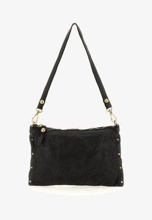 Borsa a tracolla in pelle nera con borchie dorate lungo i bordi, chiusura con cerniera dorata e tracolla regolabile con fibbie dorate.