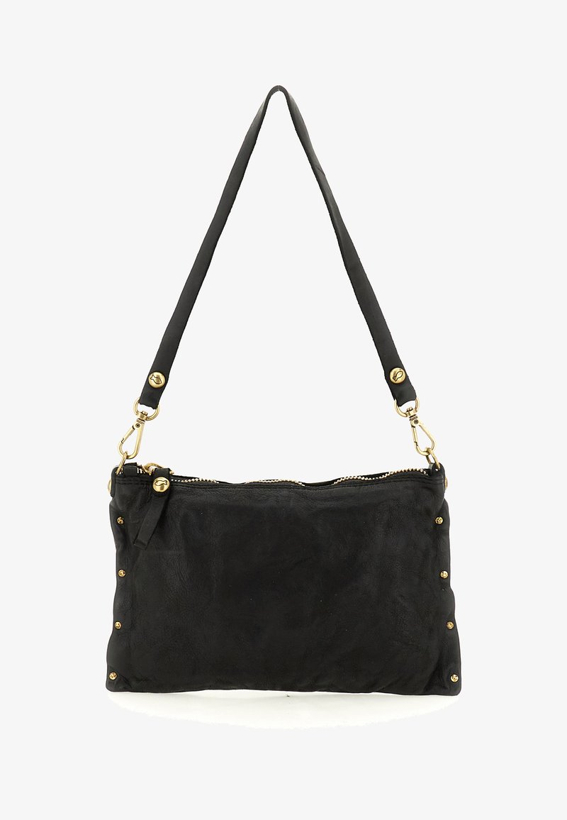 Borsa a tracolla in pelle nera con borchie dorate lungo i bordi, chiusura con cerniera dorata e tracolla regolabile con fibbie dorate.