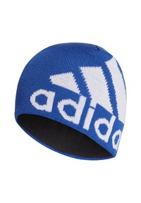Berretto lavorato a maglia blu con logo Adidas bianco; presenta una texture a maglia fine e una vestibilità aderente. L'interno è nero, in contrasto con l'esterno.