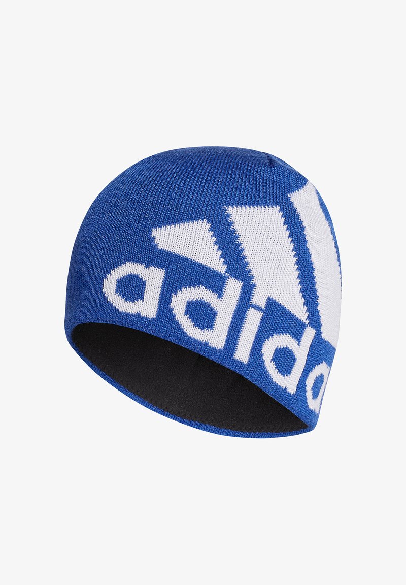 Berretto lavorato a maglia blu con logo Adidas bianco; presenta una texture a maglia fine e una vestibilità aderente. L'interno è nero, in contrasto con l'esterno.