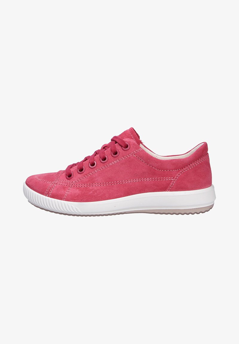 Roze suède sneaker met een witte rubberen zool, zes veterogen, gestikte accenten en een ronde neus. Zachte textuur en een laag profiel ontwerp.