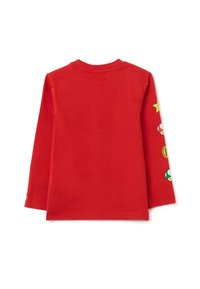 Rotes Langarmshirt aus Baumwolle mit Rundhals. Der linke Ärmel zeigt farbenfrohe, von Spielen inspirierte Grafiken, darunter Pilze und Sterne.