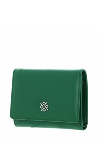 Portefeuille en cuir vert de forme rectangulaire, avec un accent logo argenté et des coutures visibles. Texture lisse avec une fermeture à clip.