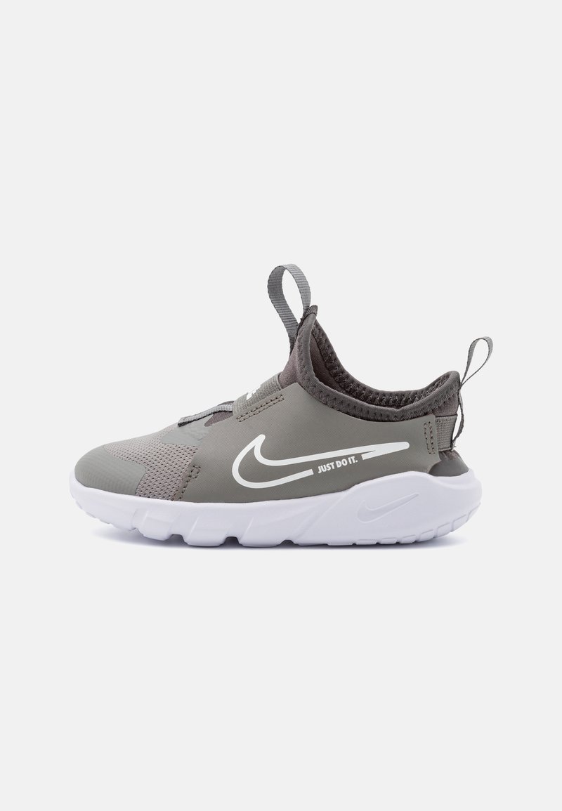 Nike Performance - FLEX RUNNER 2 UNISEX - Zapatillas running asfalto - flat pewter/white/medium ash/photo blue, Ampliar