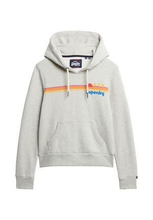 Jasnoszara bluza z kapturem, z przednią kieszenią, białymi sznurkami i kolorowym logo Superdry z motywem zachodu słońca i palmy na wysokości klatki piersiowej.