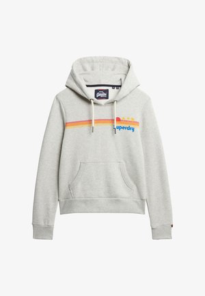 Jasnoszara bluza z kapturem, z przednią kieszenią, białymi sznurkami i kolorowym logo Superdry z motywem zachodu słońca i palmy na wysokości klatki piersiowej.