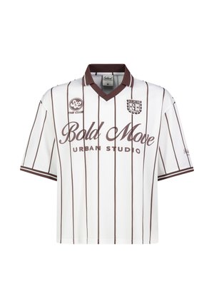 Weißes Kurzarmhemd mit braunen vertikalen Streifen, braunem Kragen und dem Text „Bold Move Urban Studio“ auf der Vorderseite mit Logos auf Brust und Ärmeln.