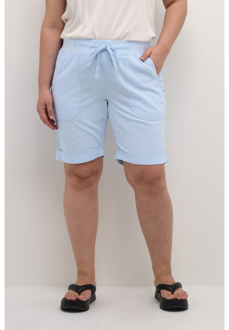 Lysblå bomulds shorts med en afslappet pasform, elastisk talje, snor og opsmøgede manchetter; har to forlommer.