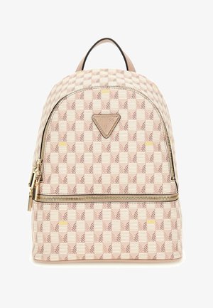 Różowo-biały plecak w kratkę z złotymi detalami, przednią tabliczką z logo oraz kieszeniami zapinanymi na zamek. Wygięty górny fragment i dwa uchwyty do noszenia.