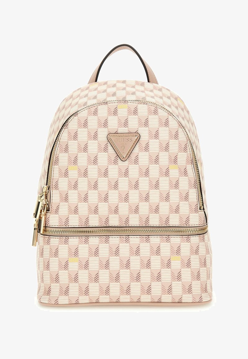Różowo-biały plecak w kratkę z złotymi detalami, przednią tabliczką z logo oraz kieszeniami zapinanymi na zamek. Wygięty górny fragment i dwa uchwyty do noszenia.