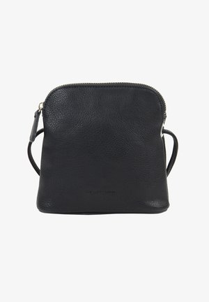Sac à bandoulière en cuir noir avec une finition texturée, fermeture éclair et bandoulière réglable. Présente un branding minimal à l'avant. Forme carrée.