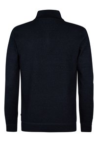 Maglione lavorato a maglia blu scuro con collo a mezza zip, maniche lunghe e tessuto testurizzato. Dettagli a coste sui polsini e sull'orlo per una vestibilità e una struttura ottimali.