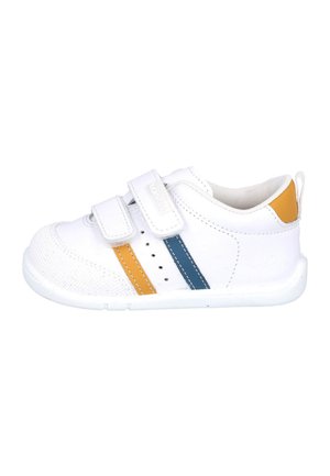 Zapatilla blanca con dos correas ajustables de velcro, con rayas naranjas y azules, lados texturizados, puntera redonda y suela de goma.