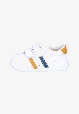 Zapatilla blanca con dos correas ajustables de velcro, con rayas naranjas y azules, lados texturizados, puntera redonda y suela de goma.