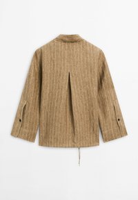 Chemise en lin brun avec des rayures verticales, une pliure dans le dos, manches longues et boutons aux poignets. Design de col simple, coupe décontractée.