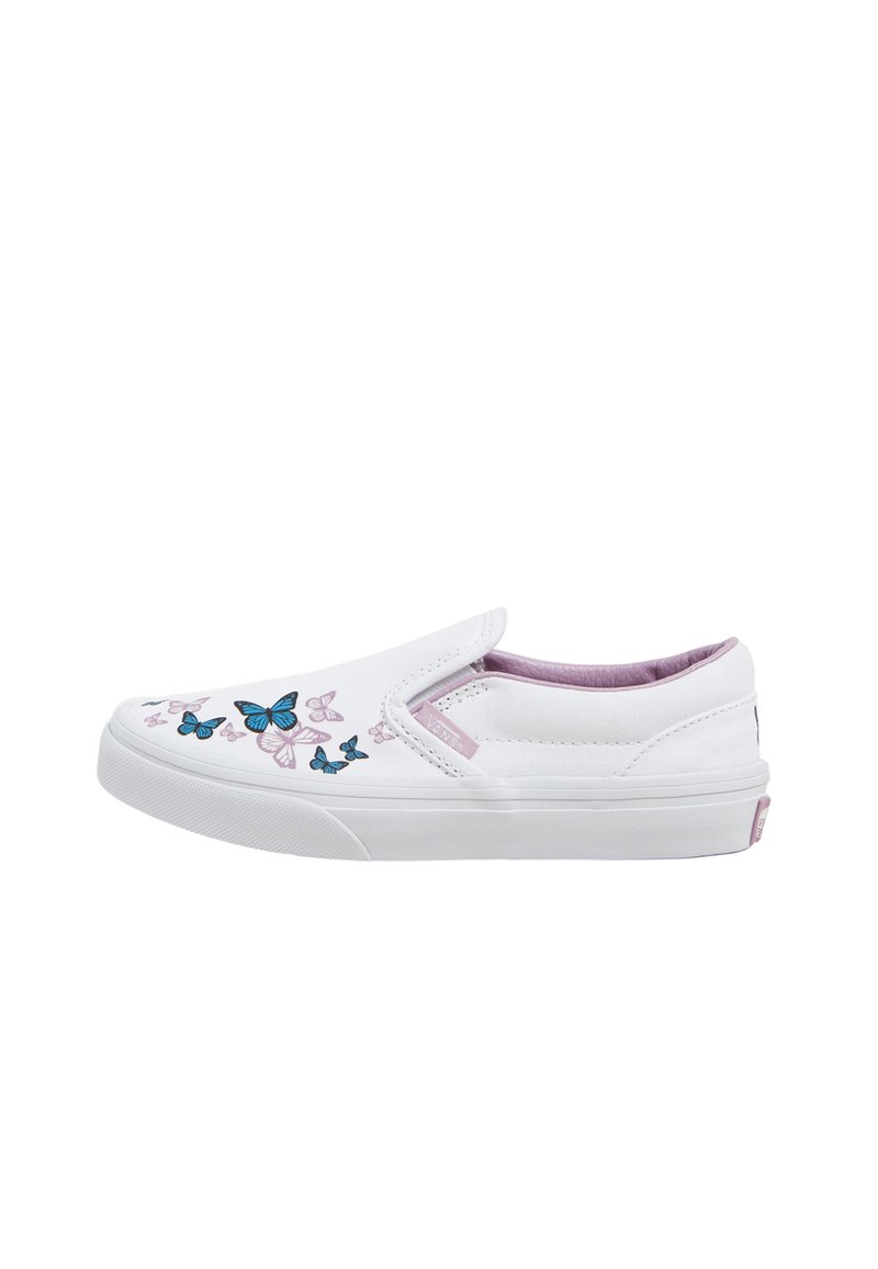 Bílé nazouvací boty s lila interiérem, které mají na svršku design modrých a růžových motýlů. Gumová podrážka se strukturovaným vzorem.