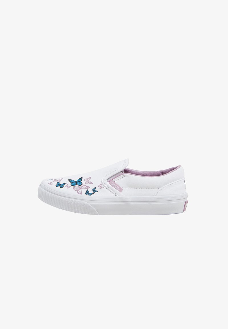 Bílé nazouvací boty s lila interiérem, které mají na svršku design modrých a růžových motýlů. Gumová podrážka se strukturovaným vzorem.