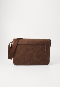 Sac messager marron en cuir synthétique texturé, avec une poche avant zippée et une longue bandoulière ajustable.