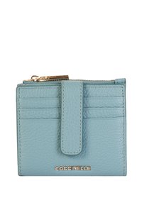 Blauwe leren portemonnee met een gestructureerde afwerking, voorzien van een ritssluiting, verticale kaartsleuven en een gouden "Coccinelle" logo aan de voorkant.