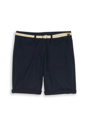 Donkerblauwe shorts met omgeslagen zomen en voorzakken, gecombineerd met een gevlochten beige riem met een metalen gesp.