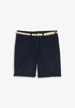 Donkerblauwe shorts met omgeslagen zomen en voorzakken, gecombineerd met een gevlochten beige riem met een metalen gesp.
