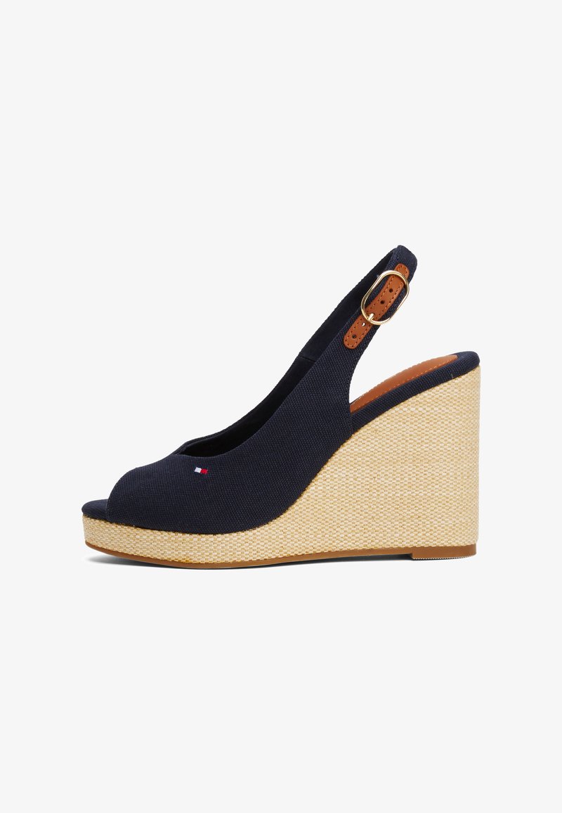 Tumesinine kangaste slingback-wedge sandaal avatud varba ja tekstuuritud kootud platvormiga. Omab pruuni nahkrihma ja klambrikaunistust.