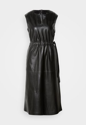 Zwarte leren jurk met een mouwloos ontwerp, een knoopsluiting aan de voorkant, een elastische taille en een strikceintuur aan de zijkant.