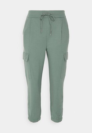 Vero Moda Petite VMEVA - Pantalon cargo - dark forest