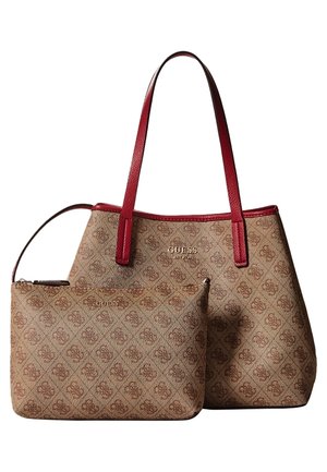 Grote beige shopper met rode handvatten en bijpassend etui met rits, beide met een herhalend patroon en Guess-logo op de voorkant.