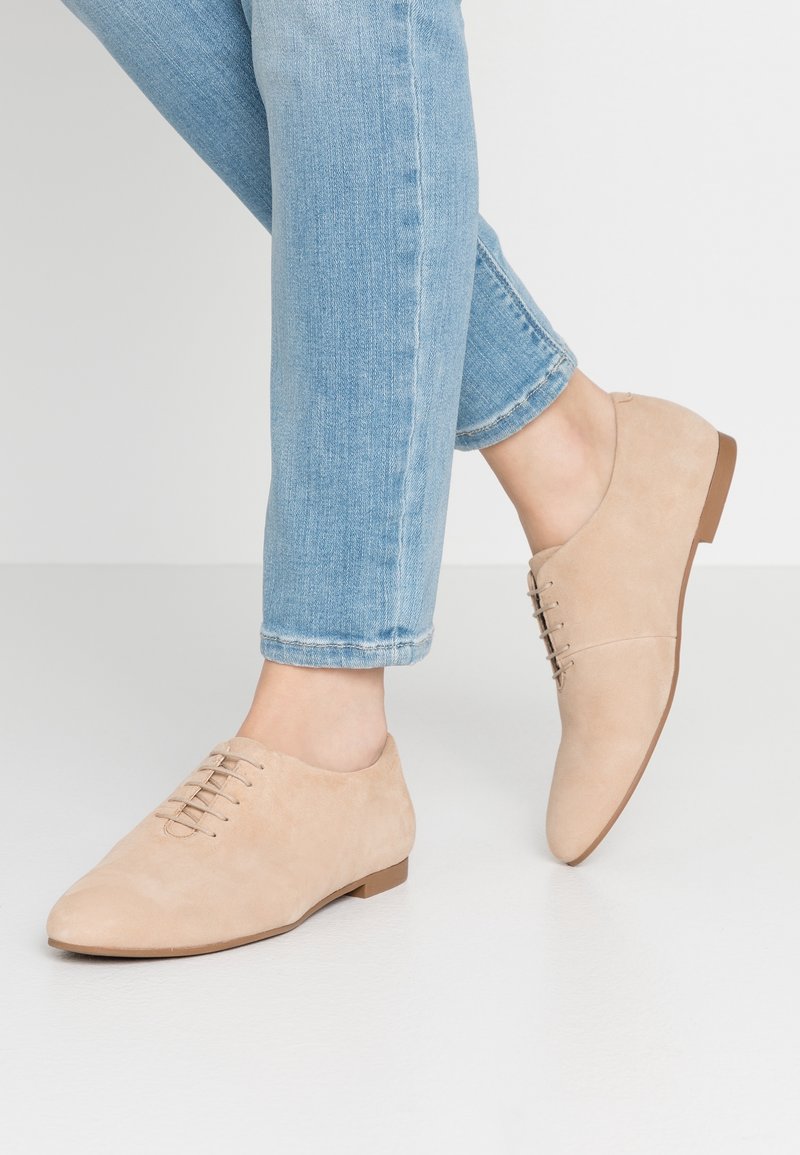 Vagabond Derbies - tan