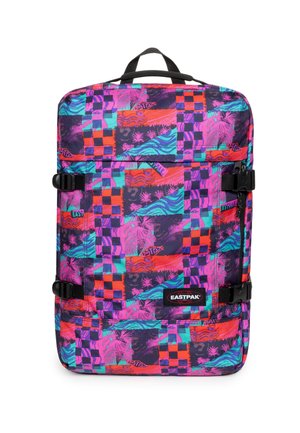 Sac à dos avec des motifs géométriques et floraux vibrants en violet, rose, orange et bleu sarcelle. Matière en tissu avec boucles réglables et poignées.