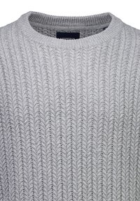 Maglione a maglia grigio chiaro con colletto a girocollo e un motivo a treccia verticale su tutto il tessuto.