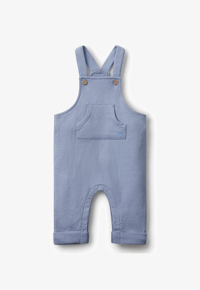 Salopette en coton bleu clair avec une poche avant, bretelles réglables, boutons en bois et ourlets roulés. Design en tissu doux et texturé.