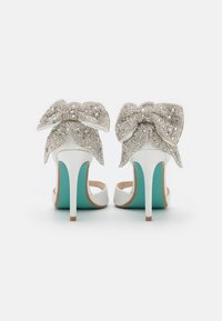 Blue by Betsey Johnson Augstpapēžu sandales - white
