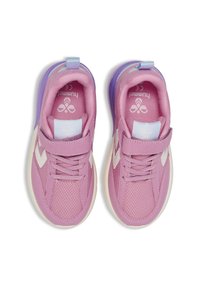 Różowe sneakersy z siateczkowym i materiałowym wierzchem, fioletowe akcenty, białe detale z logo, zapinane na sznurowadła i rzep, teksturowana podeszwa.