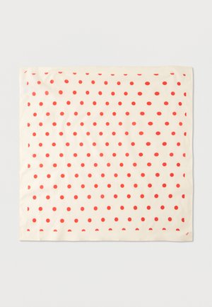 Tissu carré crème avec des pois rouges uniformément espacés couvrant toute la surface.