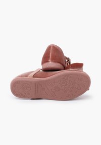 Zapatos de ante rosa con una suela texturada que presenta patrones florales. Correa ajustable, punta redonda y un tacón modesto. Fabricados en España.