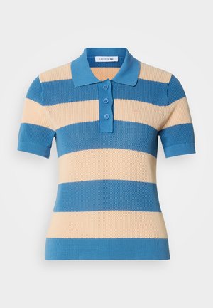 Polo de punto de manga corta con rayas horizontales azules y beige, tres botones y un cuello y puños de canalé.