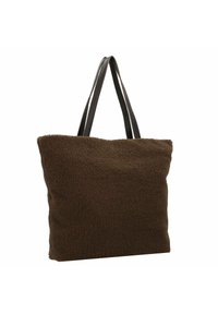 Borsa a spalla in peluche marrone con un esterno morbido e texturizzato e due manici in pelle nera. Forma quadrata, senza motivi o dettagli hardware visibili.