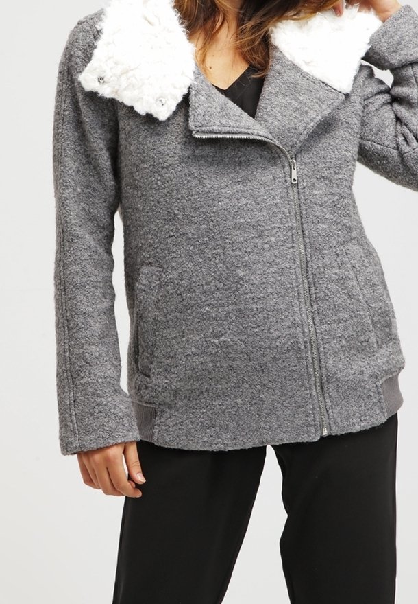 Grå zip-up jacka med en texturerad ullkropp, vit fleecekrage, sidofickor och ribbade manschetter, som erbjuder en mysig och varm design.