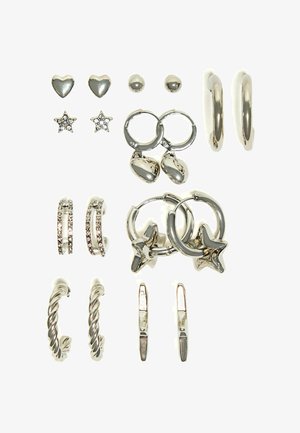 Ensemble de boucles d'oreilles en argent comprenant des clous d'oreilles en forme de cœur, des clous d'oreilles en forme d'étoile, des créoles avec des charms, des designs texturés et lisses, ainsi que des pièces embellies.