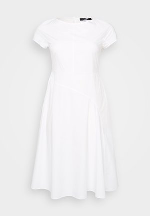 Robe blanche à manches courtes avec un détail de couture, forme évasée, col rond et tissu lisse et texturé. Design épuré et moderne.