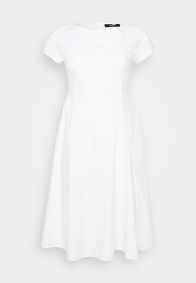 Robe blanche à manches courtes avec un détail de couture, forme évasée, col rond et tissu lisse et texturé. Design épuré et moderne.