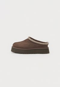 Brune semskede slip-on sko med en teksturert vevd rem ved kragen, plattformsåle og minimal merkevare på siden.