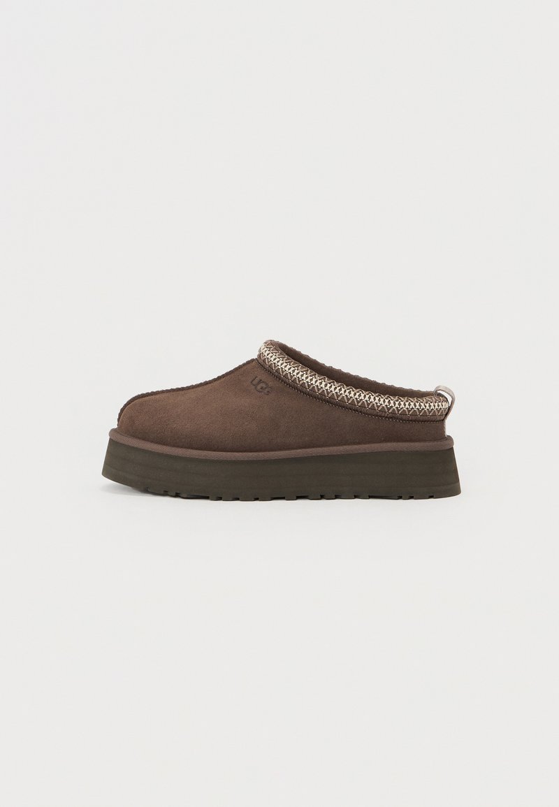 Brune semskede slip-on sko med en teksturert vevd rem ved kragen, plattformsåle og minimal merkevare på siden.
