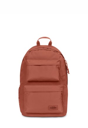 Rustrød rygsæk med to forreste lynlåslommer, et top-håndtag og en side netlomme, mærket med en Eastpak-logo lap.